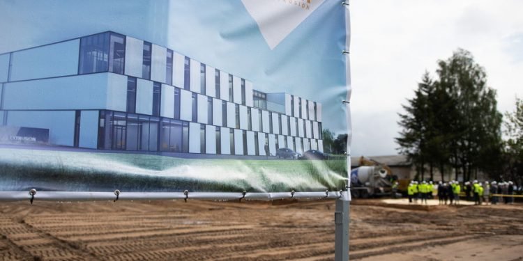 Jonavą pasiekė milijoninės investicijos – statoma pirmoji Baltijos šalyse aliuminio profilių gamykla